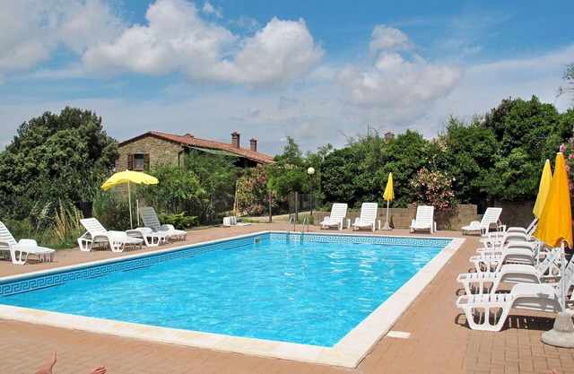 Cosy apartment in villa for 6 guests with WIFI, pool, TV, terrace, pets allowed and parking