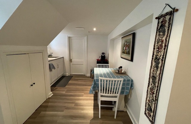 Cosy Basement Suite Steps to river and theatres for one person booking
