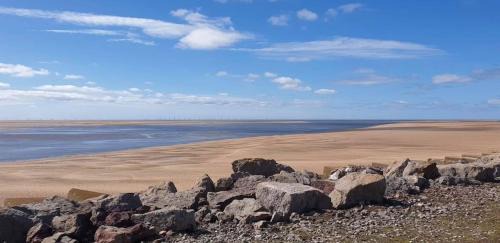 Cosy, coastal cottage- Beach, Pub and shop nearby