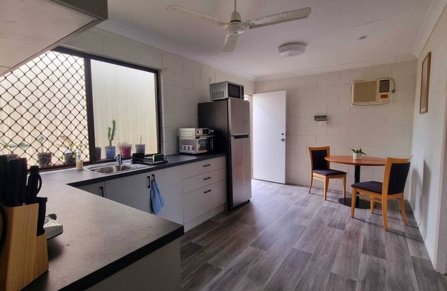 Cosy & Convenient: pools, shops, uni, hospital
