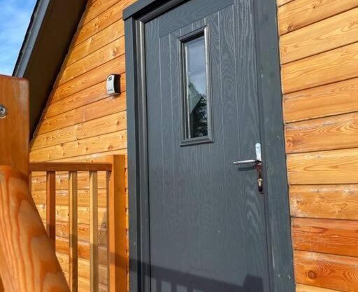 Cosy Country Modern Studio with Patio Space.