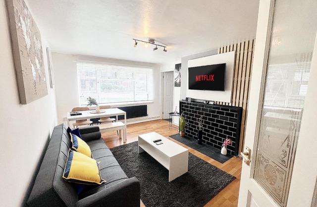 Cosy Croydon Apt Sleeps 5