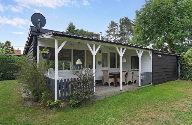 Cosy holiday home in Het Oude Nieuwland park for five guests with covered terrace.