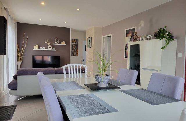 Cosy house - close to 4 tracks and train station, ideal for business or personal stays