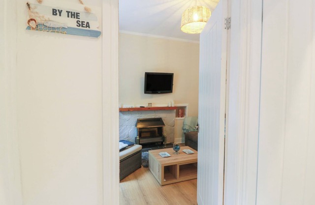 COSY IN, character holiday cottage, with a garden in Millport