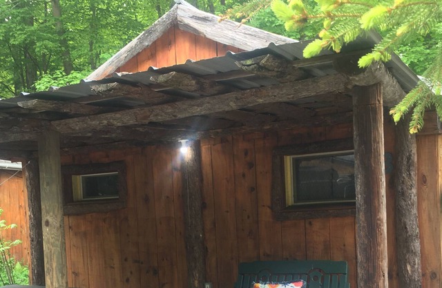 Cosy lake propery cabin sleeps 4!