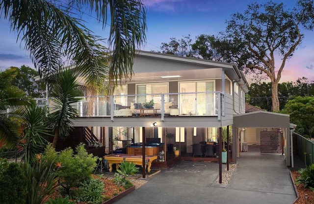 Cosy Lake-view Retreat w Spa, Nearby Beaches & Shopping