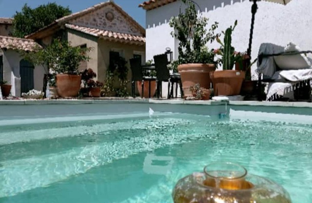 Cosy Provencal cottage with pool access.