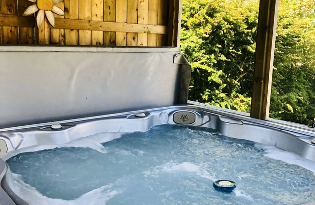 Cosy, quiet butterscotch apartment on Doane with hot tub