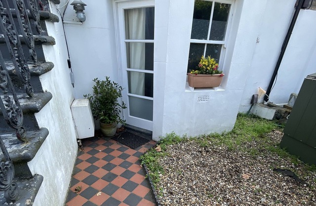 Cosy quiet studio, with super kitchen, great park next-door, 25 mins from centre