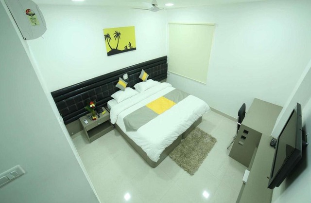 Cosy Room With Private Bath And Work Desk