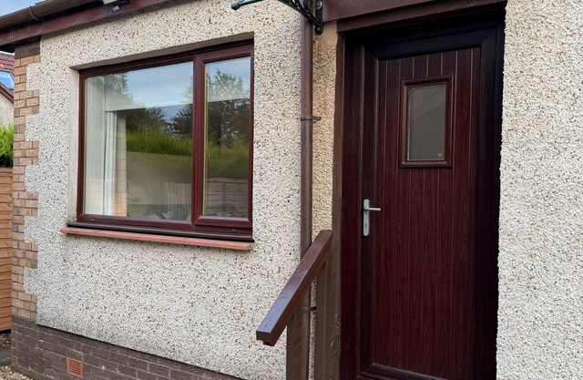 Cosy Village Apartment. Pet-Friendly! 30 Mins from Glasgow & Edinburgh!