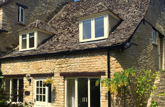 Cotswold Cottage on edge of Cotswolds, near Oxford with tennis court+indoor pool