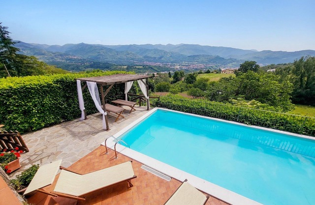 Cottage and house, private pool, hot tub, stunning views. WIFI. Ideal for groups