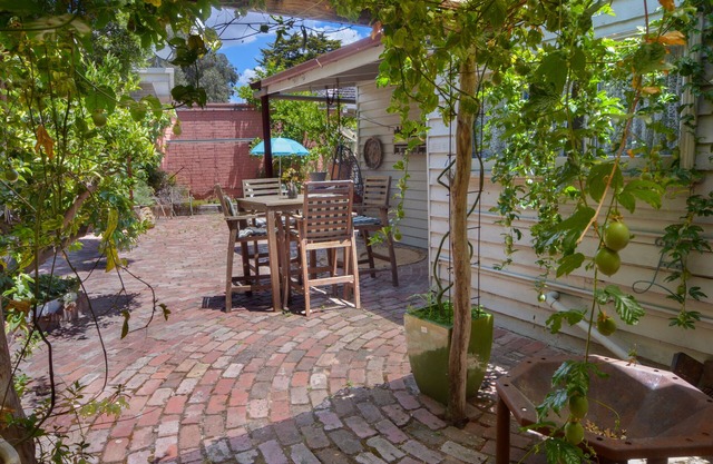 Cottage and garden near cbd with studio. Pet friendly.