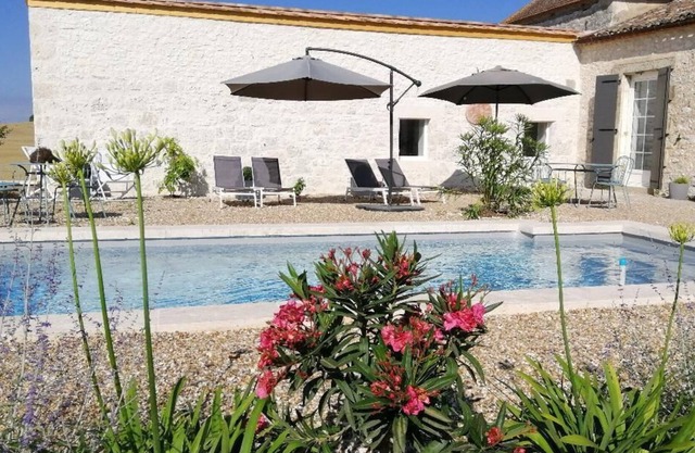 Cottage (Bamboo) with heated pool near Issigeac