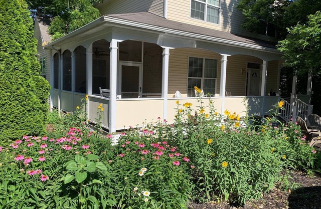 Cottage Custom built by owner plus 4 person golf cart included