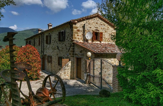 Cottage in Umbria with Lake Views & Pool