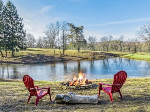 Cottage Inn The Woods - Pond, Pet Friendly, Grill, Wifi, Fire Pit, Deck, Screen Porch, Fireplace, Private