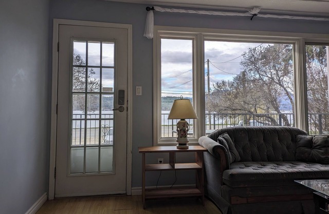 Cottage on the lake in the Shuswap - private beach - buoy for boat available
