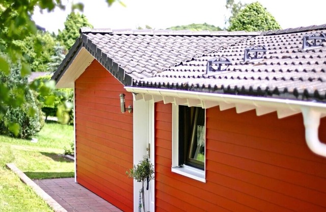 Cottage on the lake with 600sqm of lawn and generous amenities