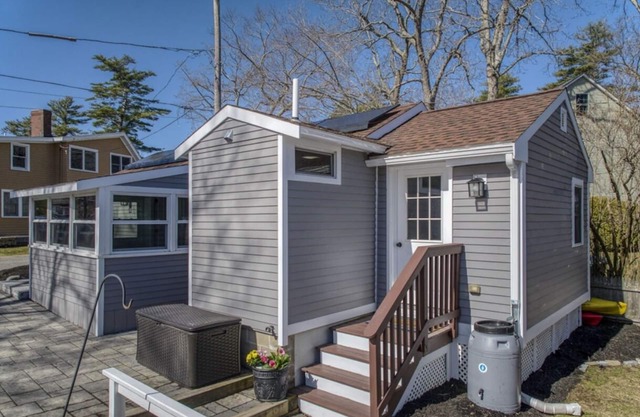 Cottage on the Lake with AC, WiFi, parking - Long term rental, pets OK