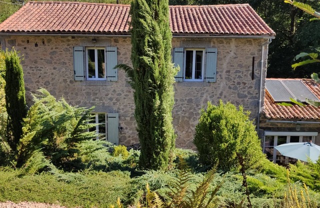 Cottage set in grounds of 25 acres with lake
