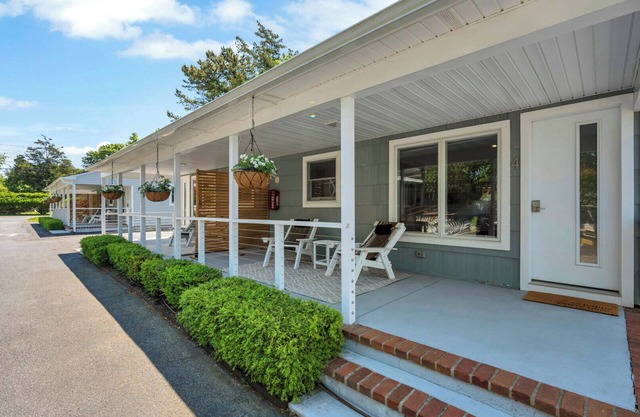 Cottage Suite in Boutique Hotel, Heart of Hampton Bays, Waterfront.