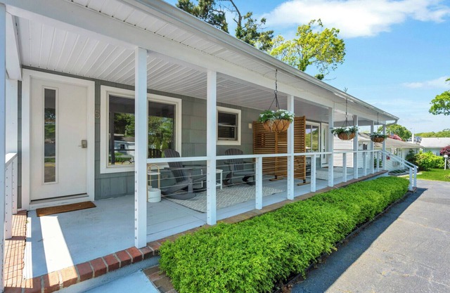 Cottage Suite in Boutique Hotel, Heart of Hampton Bays, Waterfront.
