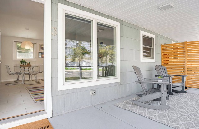 Cottage Suite in Boutique Hotel, Heart of Hampton Bays, Waterfront.