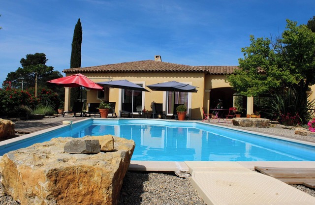 Cottage, swimming pool, enclosed garden, quiet location for families, Pets welcome