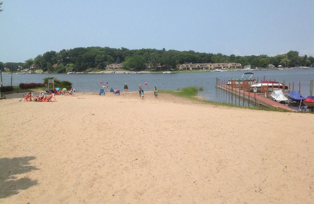 COTTAGE WITH ACCESS TO PRIVATE BEACH ON SPRING LAKE.