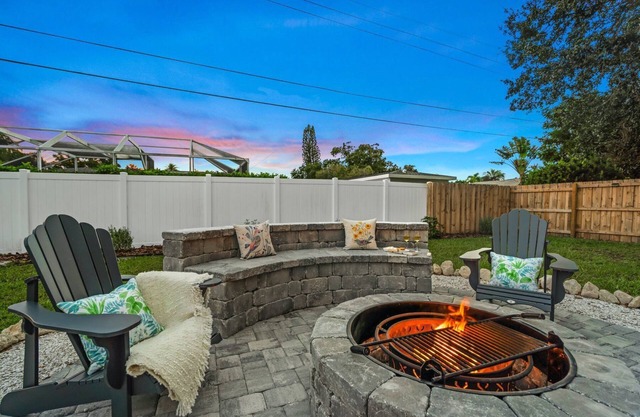 Cottage with AMAZING Fire Pit Near Siesta Key!