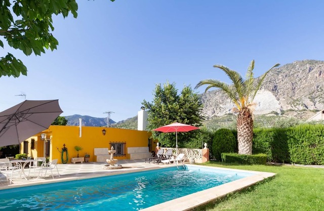Cottage with large garden, pool and wifi