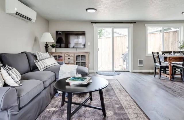 Country Classic Home-Short drive to the vineyards