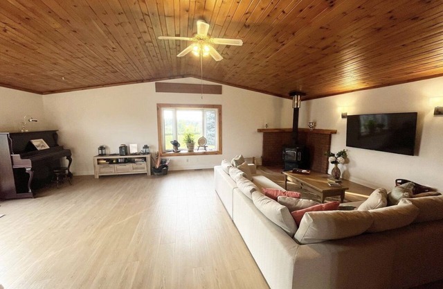 Country escape to a modern farmhouse on rolling acres - So much to discover!