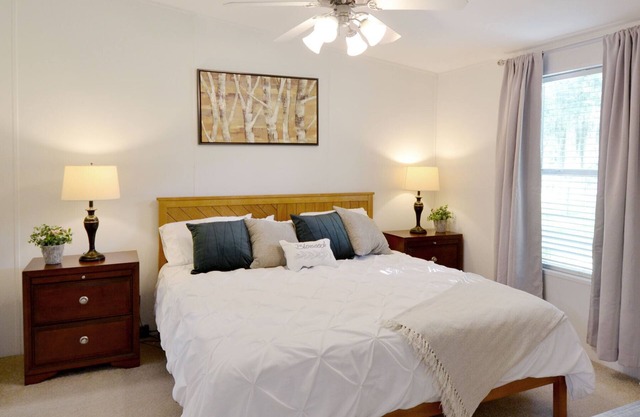 Country Farmhouse and Guesthouse, 7br/4ba, Sleeps 16 with Hot Tub