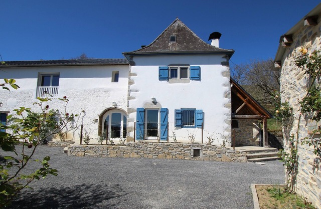 country holiday home - MENDITTE