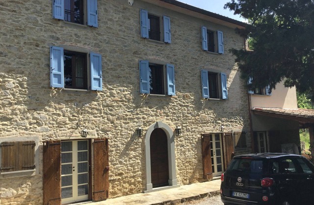 Country house, heated pool, 4 en-suite bedrooms, stunning views sleeps 8 wi-fi