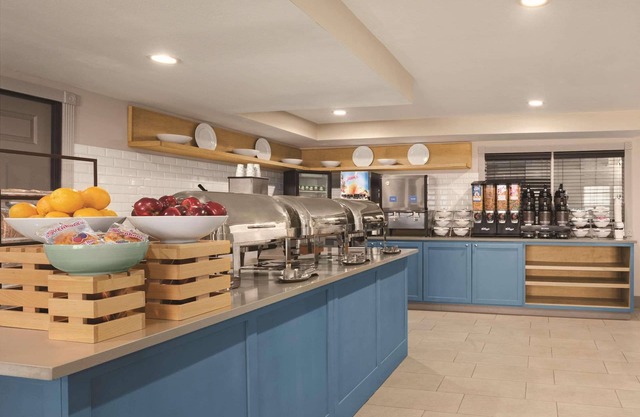 Country Inn & Suites by Radisson, Dubuque, IA
