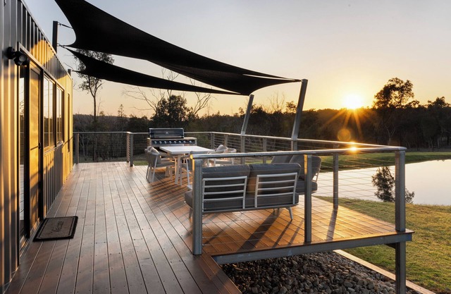 Country lodge, adjoining National park, Golf course and Mountain bike track.