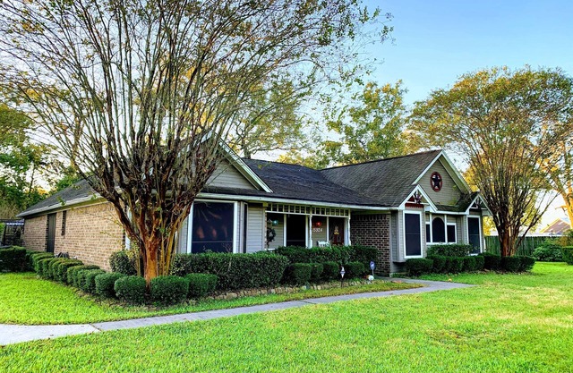 Country Style, 15mins downtown, entertaining space, Gazebo, large yard, parking