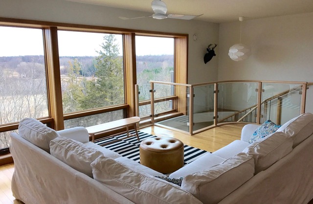 County Bliss, PEC - quiet, secluded home, picturesque view, 10 min from Picton