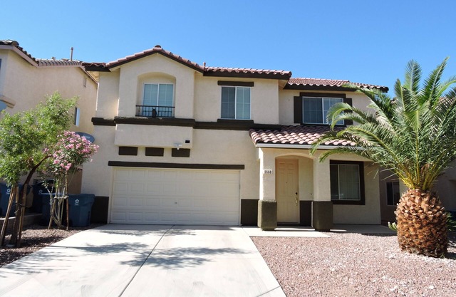County Licensed STR! Comfortable, spacious home 15 minutes to The Strip