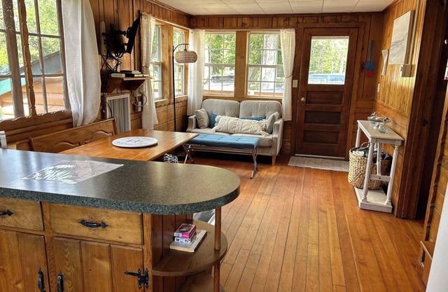 Couple-friendly cabin, new bed, amazing lake shore