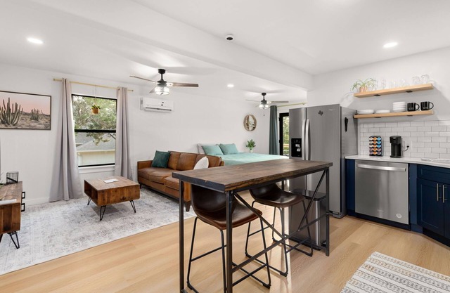 Couple's Lake View Getaway! - Kayaks, Paddle Boards + Pet Friendly -