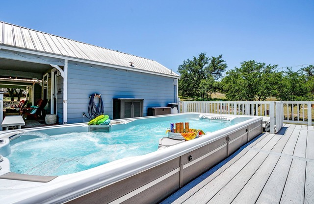 Couples Cabin Getaway Overlooking Pond