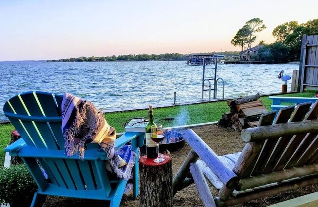 Couples getaway on the water, Lake Livingston, TX. "No crowds here!"