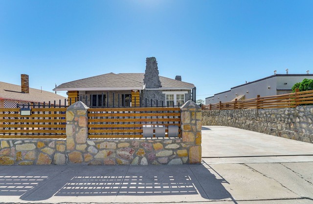 Couples Retreat w/Grill Near El Paso Zoo!