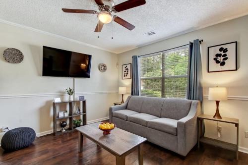 Covered Patio & Fenced Yard! Lovely in Laurelwood